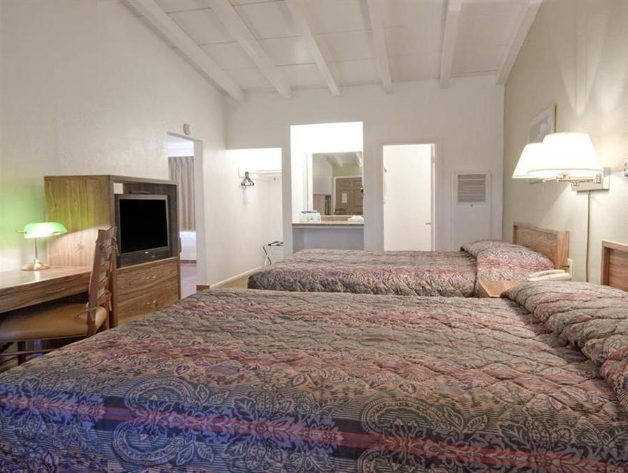 Americas Best Value Inn & Suites Бисби Экстерьер фото